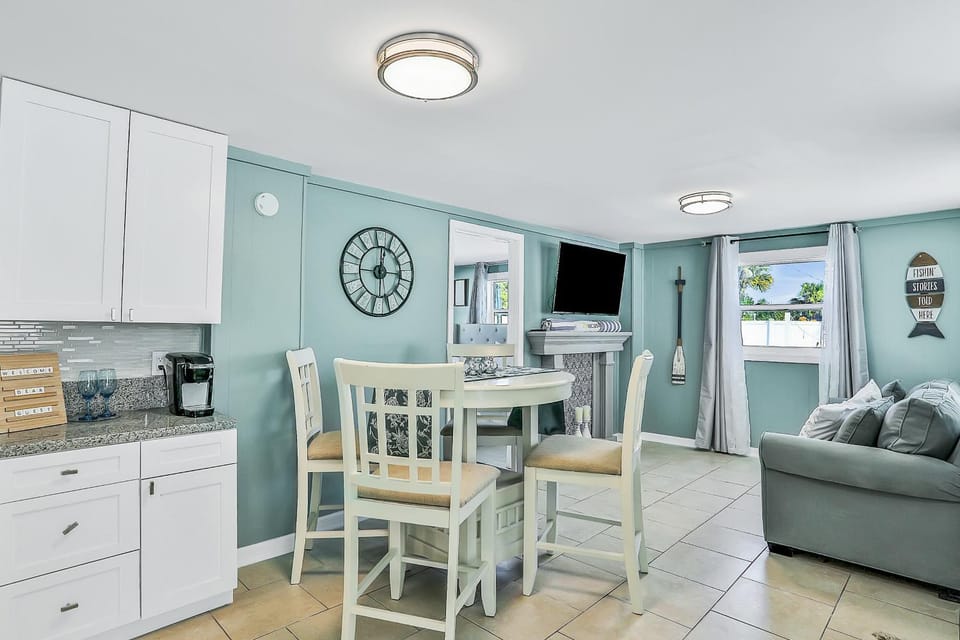 TV and multimedia, Kitchen or kitchenette, Living room, Seating area, Dining area, oven