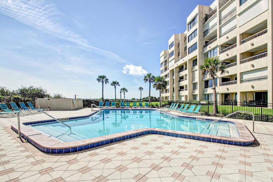 Property building, Day, Pool view, Swimming pool, Swimming pool, sunbed