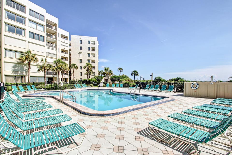 Property building, Day, Pool view, Swimming pool, Swimming pool, sunbed