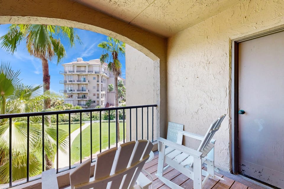 Property building, Day, Balcony/Terrace