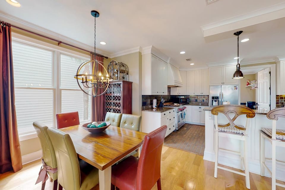 Kitchen or kitchenette, Living room, Seating area, Dining area, oven