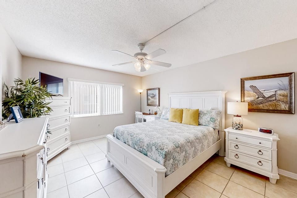 Bed, TV and multimedia, Bedroom