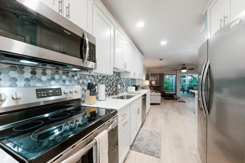 Coffee/tea facilities, Kitchen or kitchenette, dishwasher, oven, stove