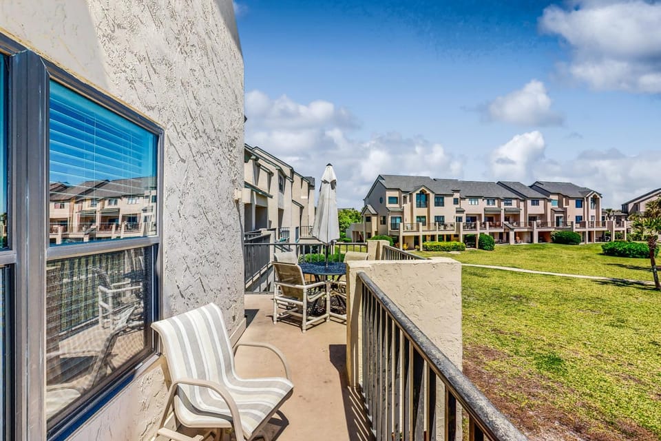 Property building, Day, Balcony/Terrace, Seating area