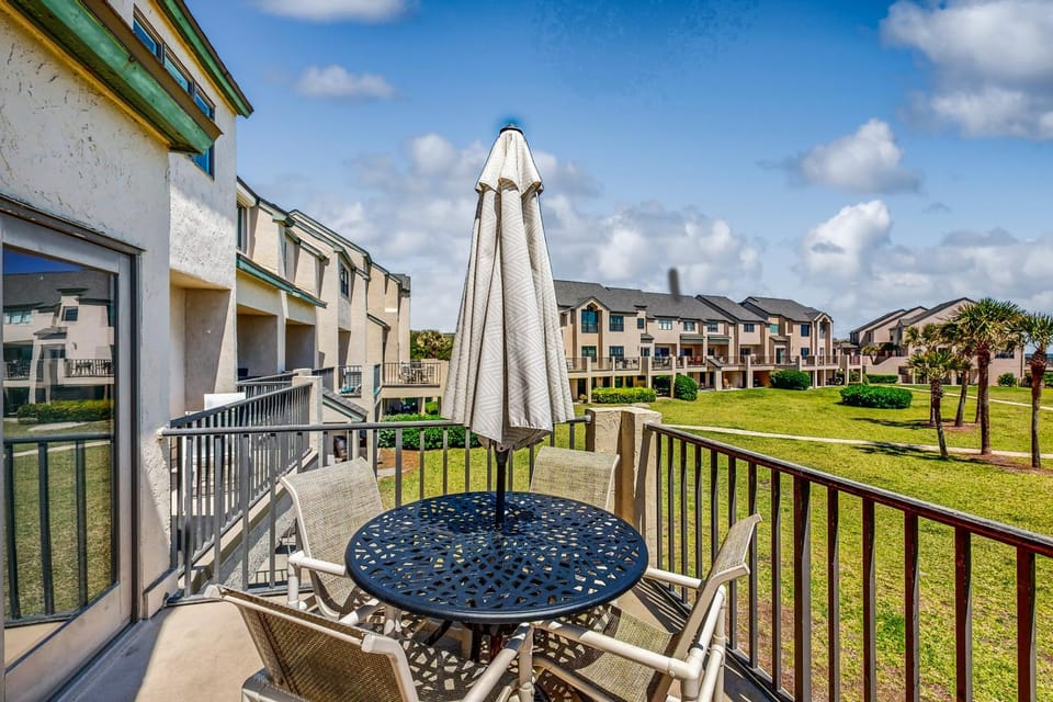 Property building, Patio, Balcony/Terrace, Seating area, Garden view