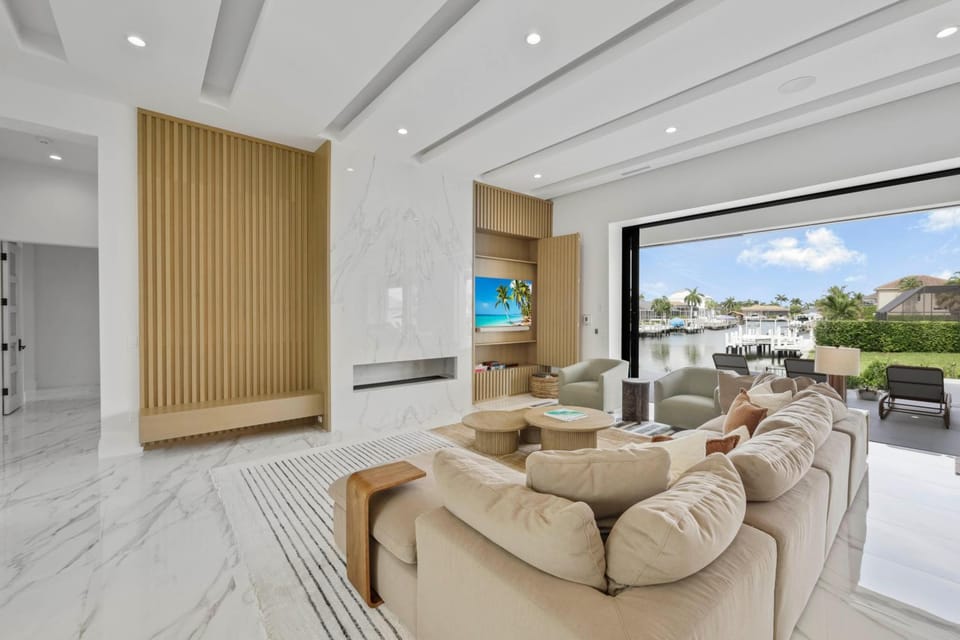 Ostentatious home short walk to beach, food and fun House in Marco Island