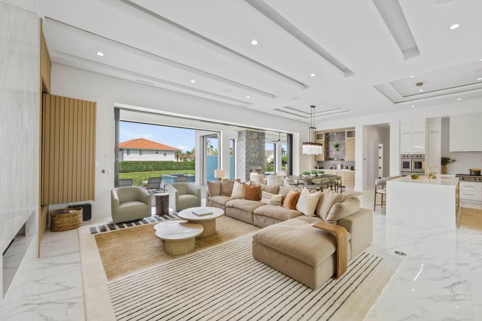 Ostentatious home short walk to beach, food and fun House in Marco Island