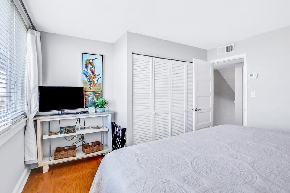 Bed, TV and multimedia, Bedroom