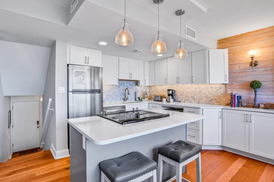 Coffee/tea facilities, Kitchen or kitchenette, Seating area, Dining area