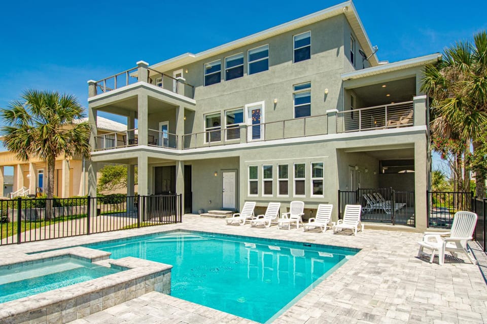 Property building, Day, Swimming pool, Swimming pool, sunbed