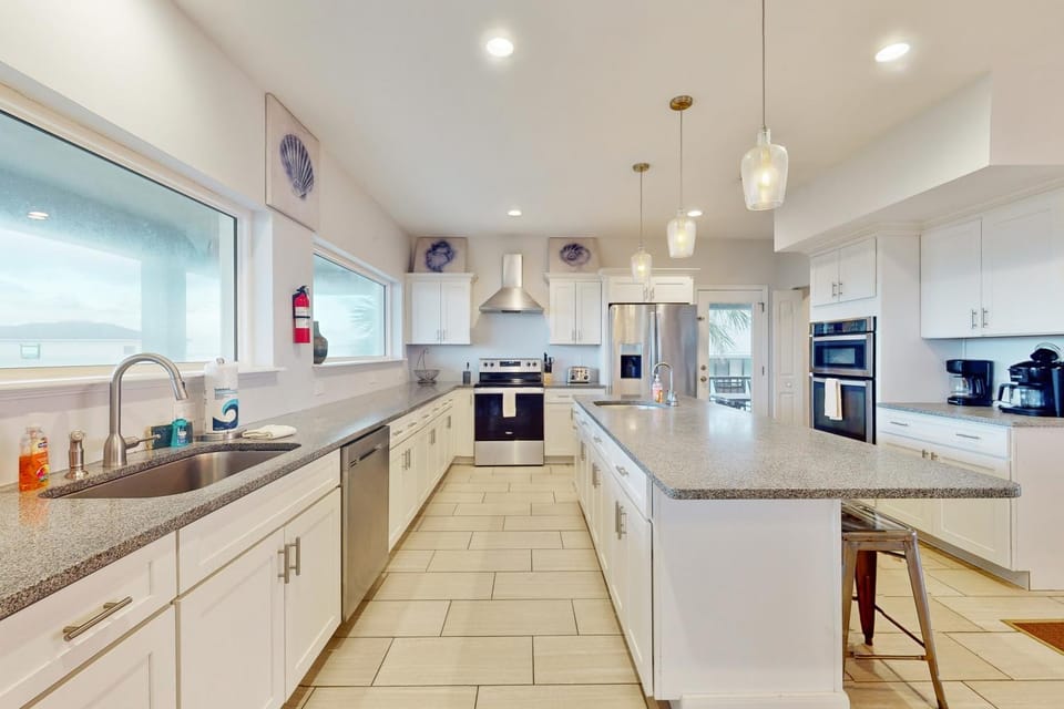 Coffee/tea facilities, Kitchen or kitchenette, Dining area, stove