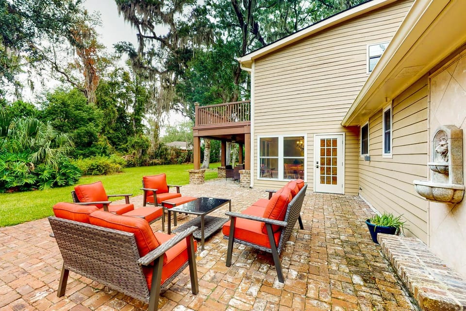 Property building, Patio, Day, Seating area, Garden view