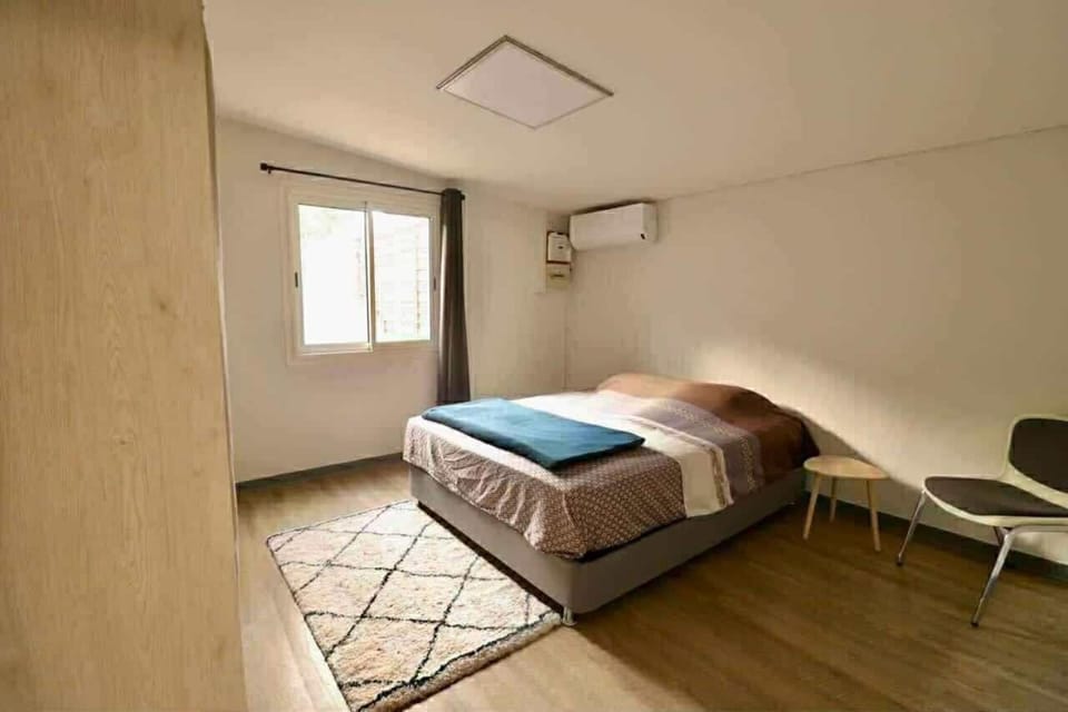 Bed, Photo of the whole room, Bedroom, air conditioner