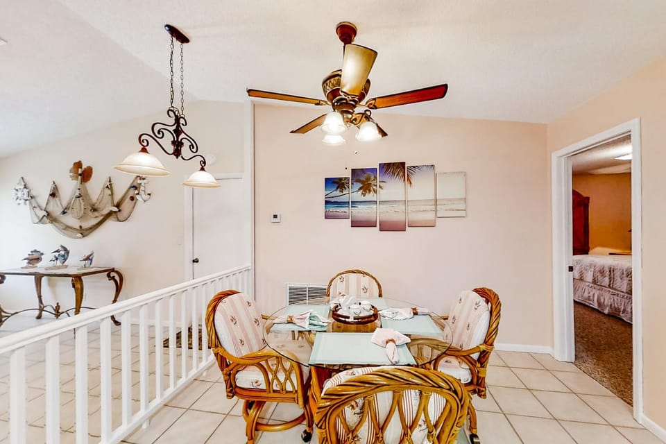 Bed, Dining area