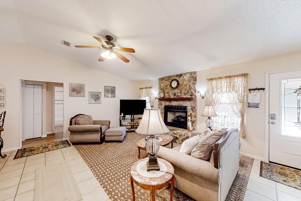TV and multimedia, Living room, Seating area, fireplace