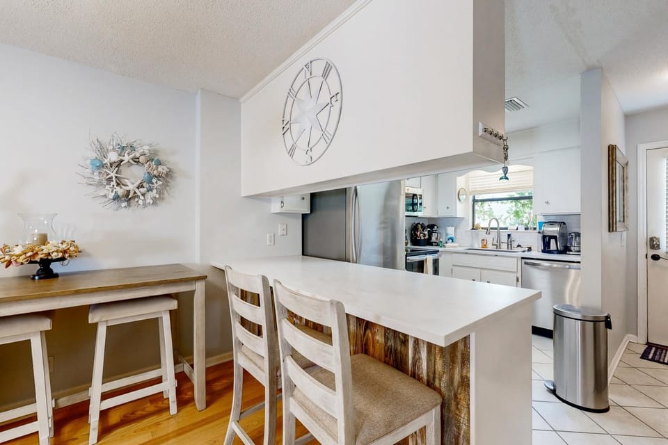 Kitchen or kitchenette, Dining area, dishwasher, minibar, oven, stove, kitchen