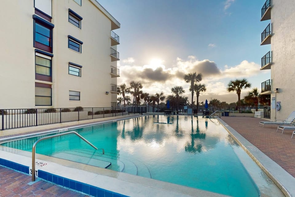 Property building, Day, Pool view, Swimming pool, Swimming pool, sunbed