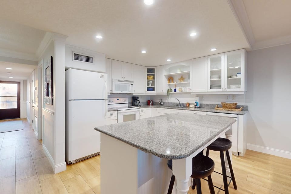 Kitchen or kitchenette, dishwasher, minibar, oven, stove, kitchen