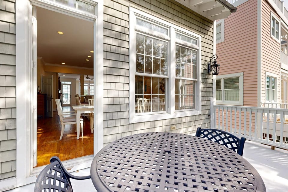 Property building, Patio, Day, Balcony/Terrace