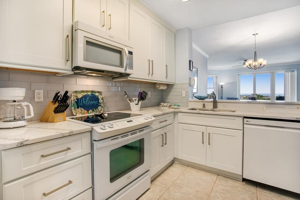 Coffee/tea facilities, Kitchen or kitchenette, dishwasher, oven, toaster