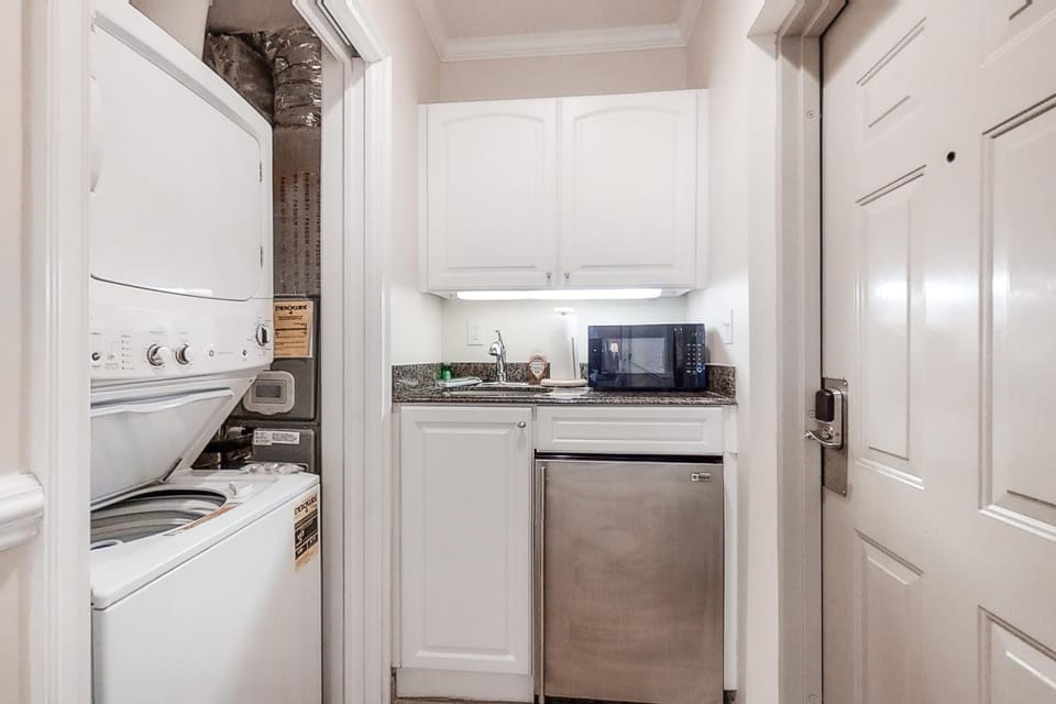 Kitchen or kitchenette, oven, kitchen