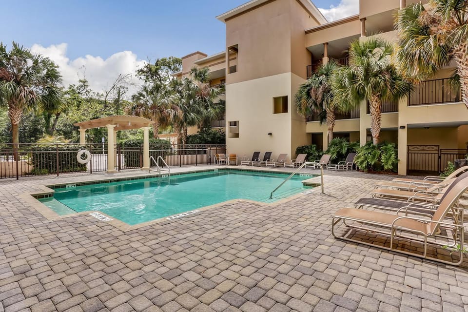 Property building, Day, Pool view, Swimming pool, sunbed