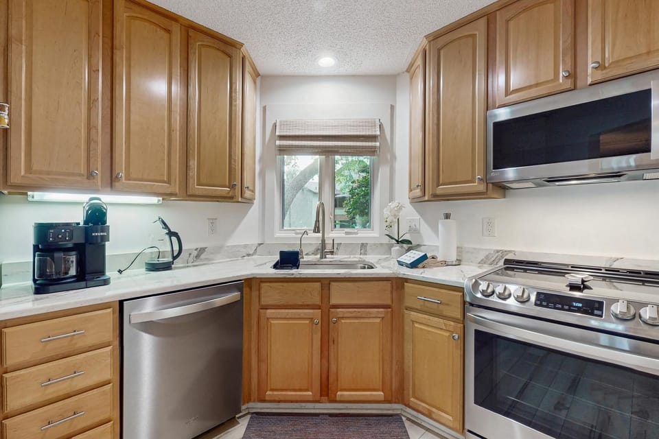 Kitchen or kitchenette, dishwasher, oven, toaster, kitchen