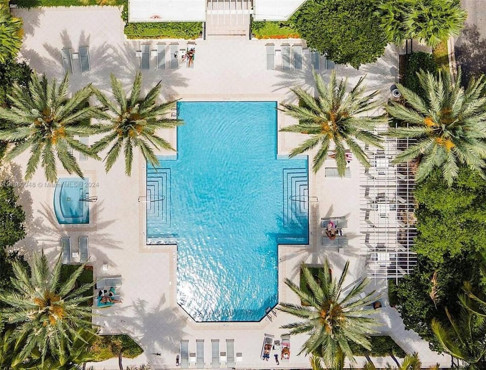 Serene Waterfront Condo - Bayview, pool & tennis Apartment in Aventura
