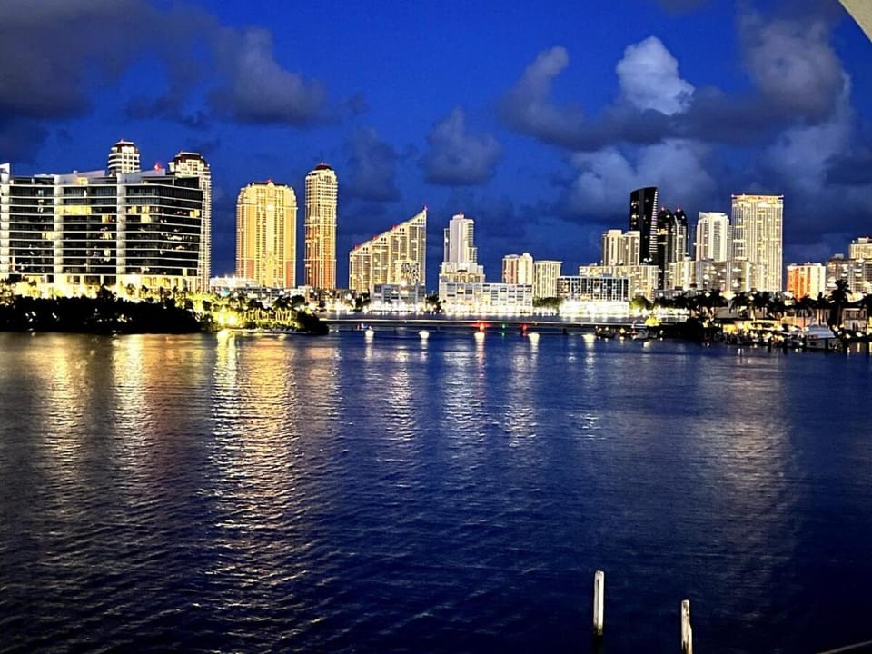 Serene Waterfront Condo - Bayview, pool & tennis Apartment in Aventura