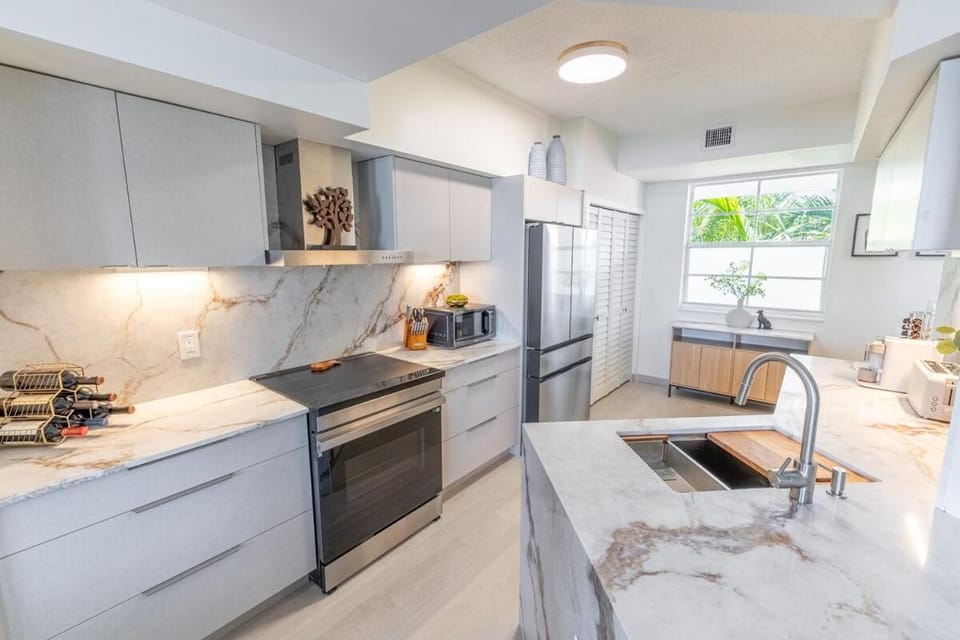 Serene Waterfront Condo - Bayview, pool & tennis Apartment in Aventura