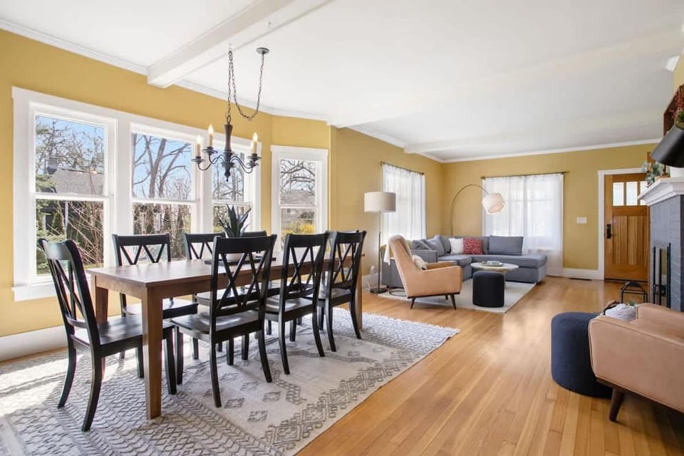 Sunny Side Cottage - Hot Tub - Fire Pit- Family Friendly House in Saugatuck