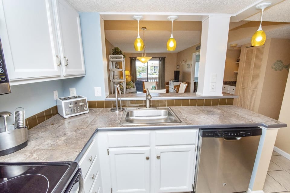 Coffee/tea facilities, Kitchen or kitchenette, dishwasher, stove