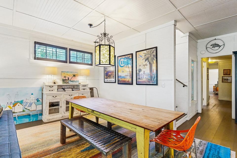 Kitchen or kitchenette, Seating area, Dining area