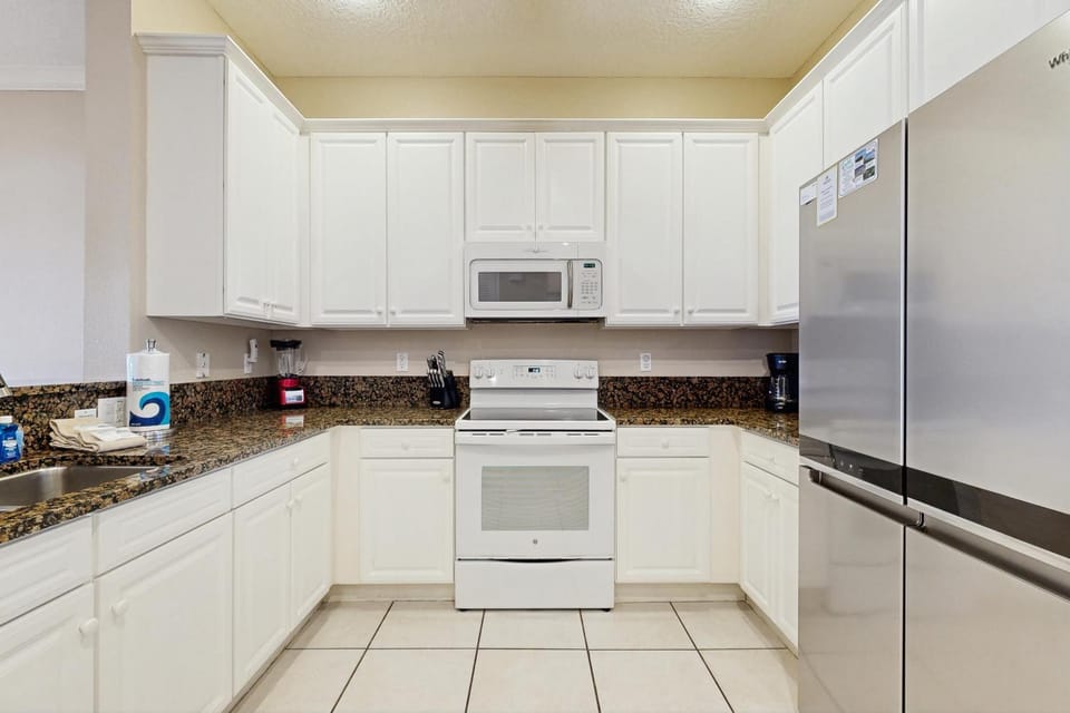 Kitchen or kitchenette, oven, kitchen