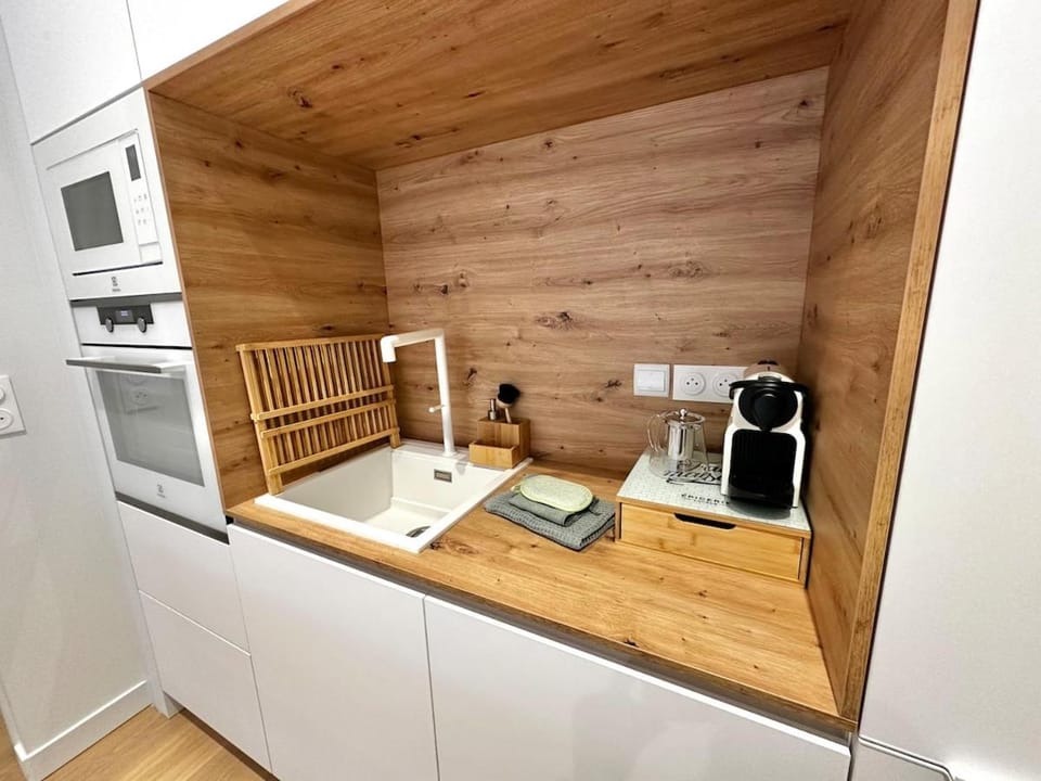 Coffee/tea facilities, Kitchen or kitchenette, microwave, oven