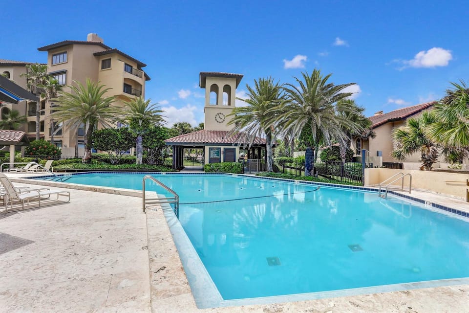 Property building, Day, Pool view, Swimming pool, sunbed