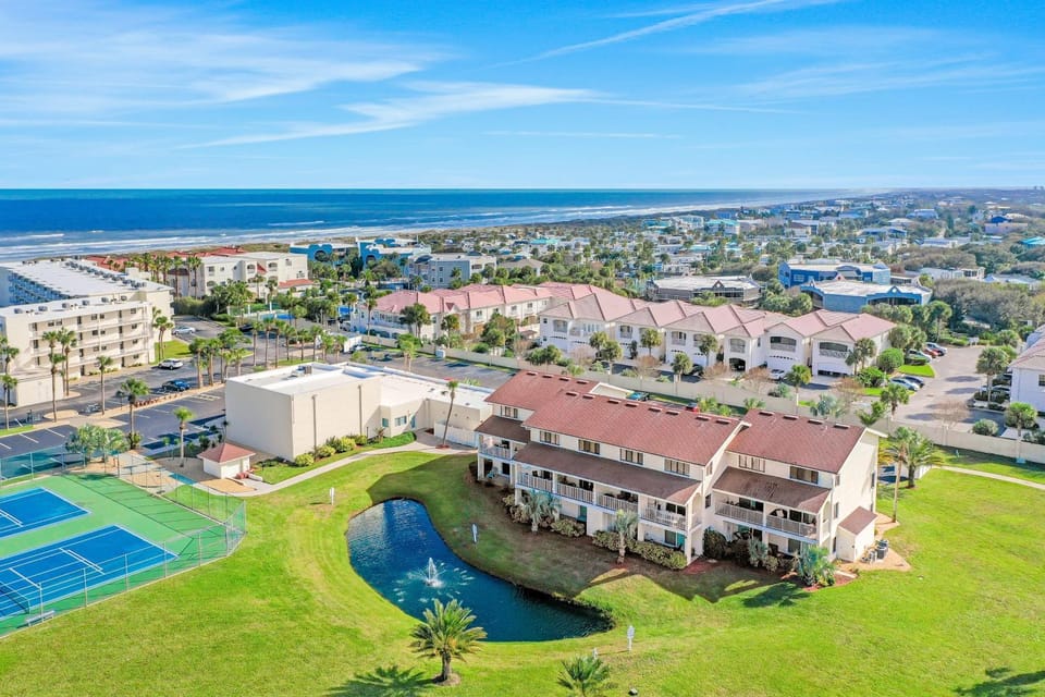 Property building, Day, Bird's eye view, Pool view, Swimming pool