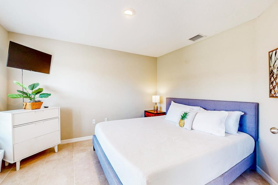 Bed, TV and multimedia, Bedroom