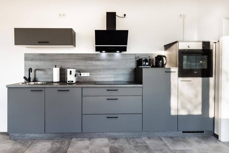 Coffee/tea facilities, Kitchen or kitchenette, oven, stove, toaster