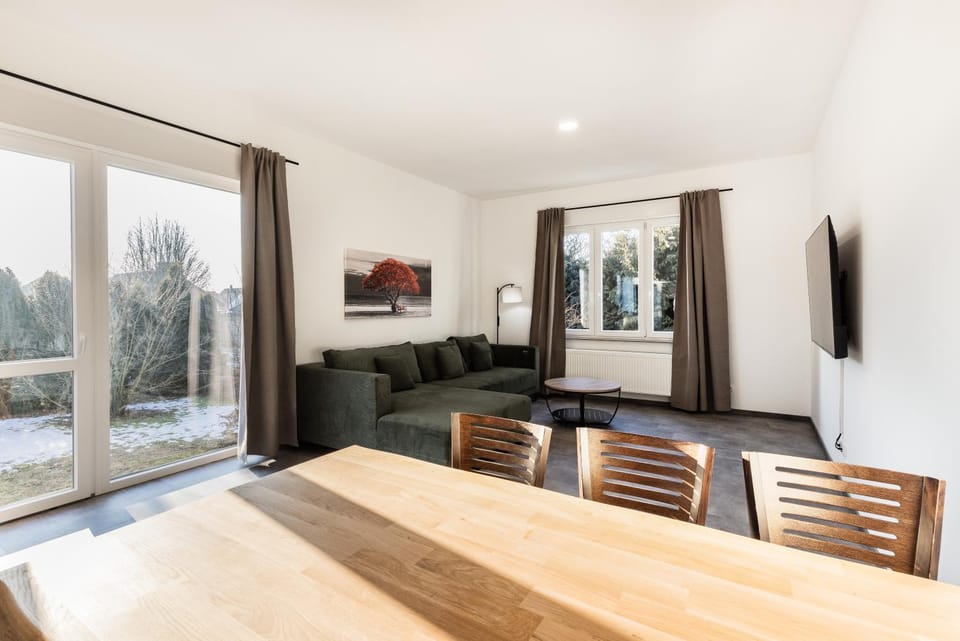 Communal lounge/ TV room, TV and multimedia, Living room, Seating area, Dining area, Evening entertainment