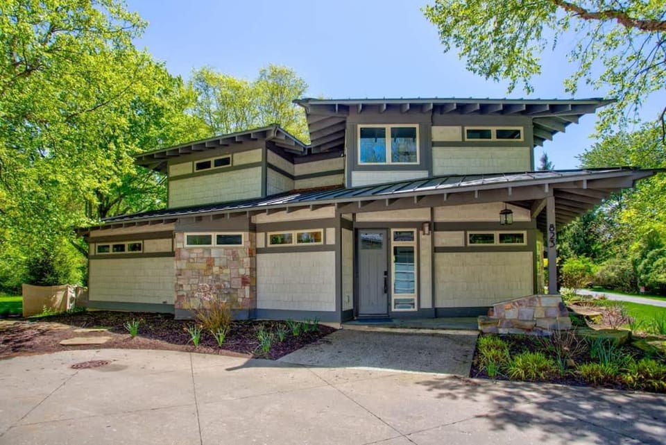 Beautiful Lakescape-4 BR Home with Heated Pool & Rec Space-Family Friendly House in Saugatuck