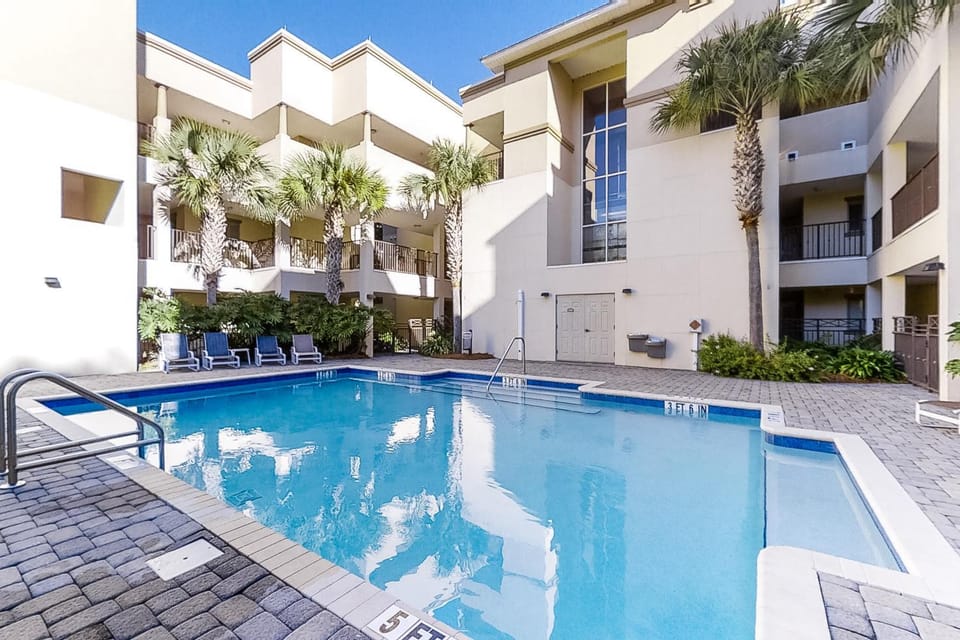 Property building, Day, Pool view, Swimming pool, Swimming pool, sunbed