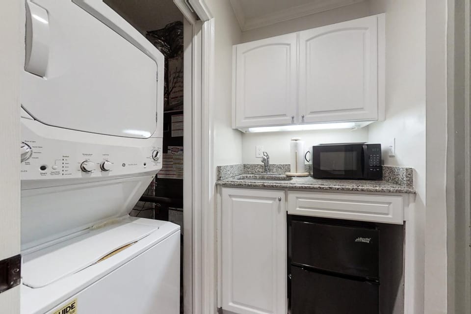 Kitchen or kitchenette, oven, laundry