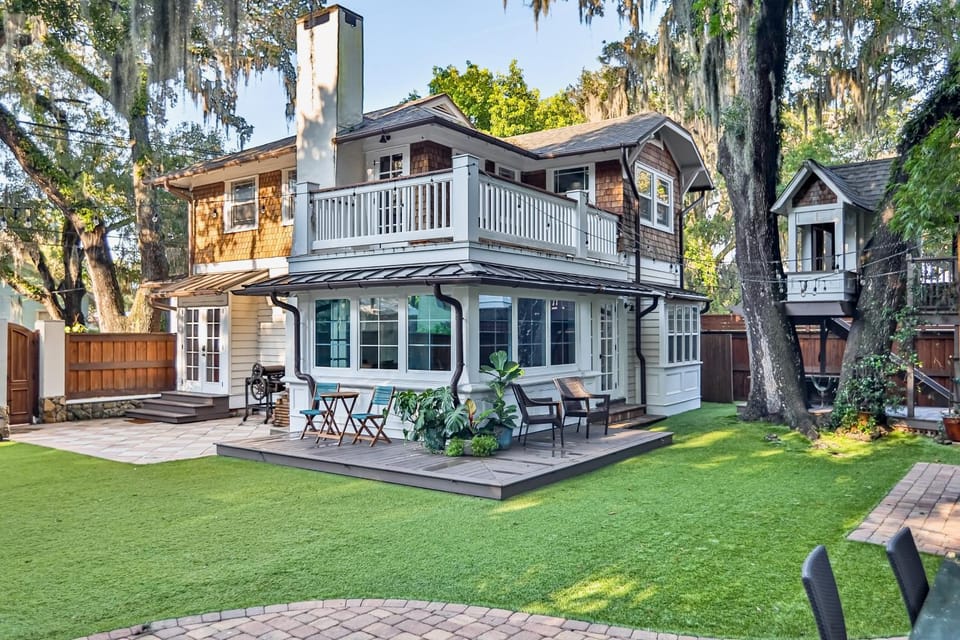 Property building, Patio, Day