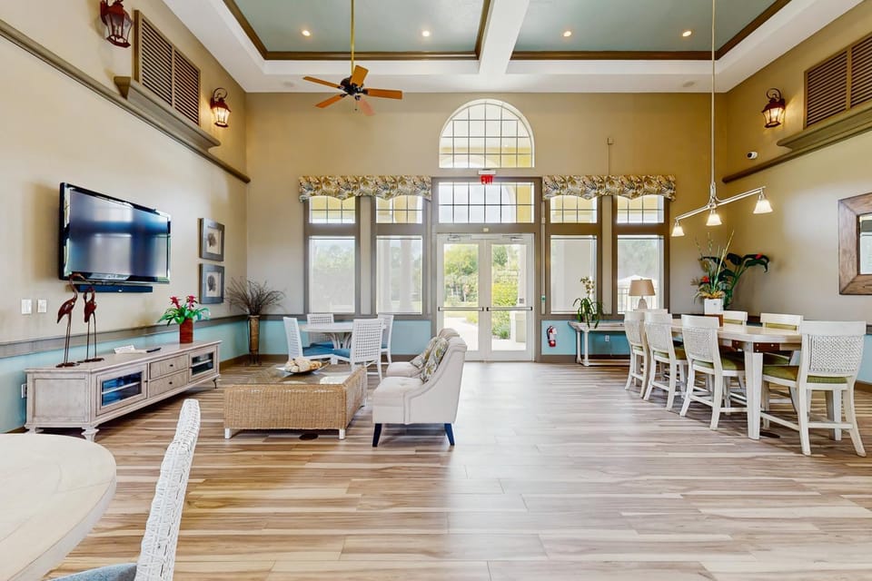 TV and multimedia, Living room, Seating area, Dining area