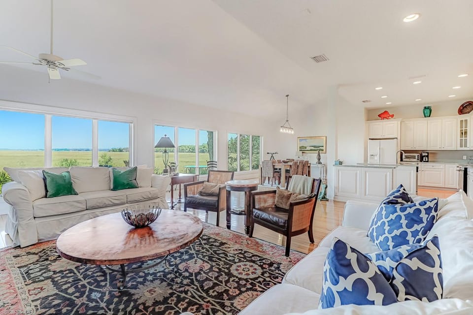 Kitchen or kitchenette, Living room, Seating area