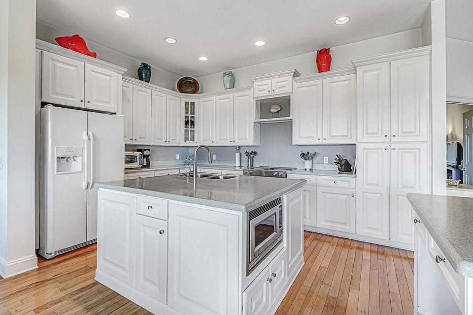 Kitchen or kitchenette, dishwasher, oven, kitchen