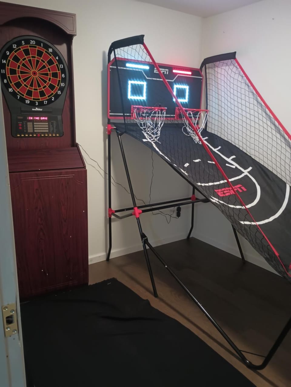 Big saltwater pool, theater room, shuffleboard, electronic darts and basketball House in Hurst