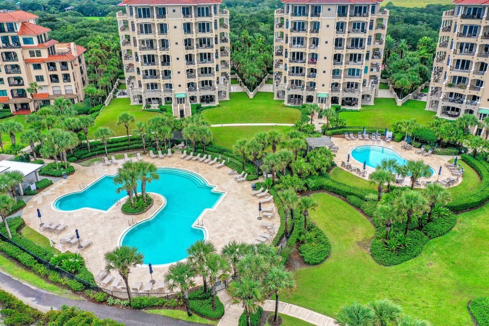 Property building, Day, Natural landscape, Bird's eye view, Swimming pool, Swimming pool, sunbed