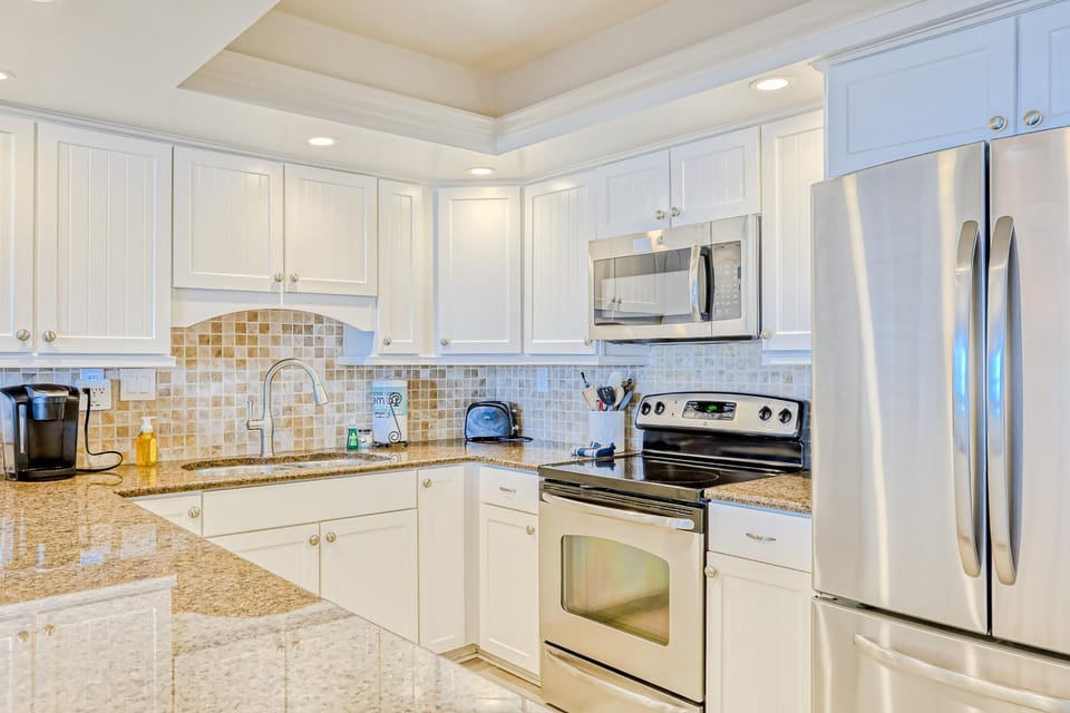Coffee/tea facilities, Kitchen or kitchenette, oven, stove, toaster
